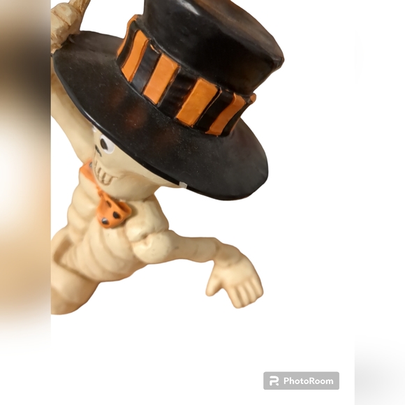 Halloween skeleton decor with bowtie and top hat - Picture 3 of 4